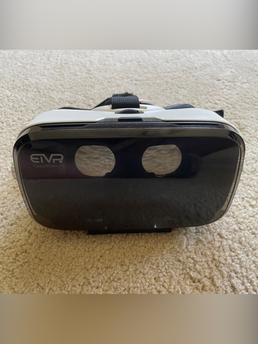 VR Headset in White and Black - Mobile VR Viewer